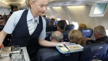 Американка подала в суд на авіакомпанію, бо ледь не померла на борту літака: йдеться не про аварію, а наїдки