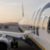 Рейс Ryanair Салоніки – Меммінген дивом не зазнав трощі: через розгерметизацію в ілюмінаторі застряг пасажир