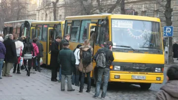 У Львові автосервіс покарали за креативно-провокативну рекламу: що за написи красувались на маршрутці