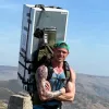 Британець пройшов із холодильником на спині більше 100 км: ось відповідь, навіщо — і вона вас розчулить