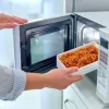 Не все підходить для мікрохвильовки: названо продукти, які не варто розігрівати 