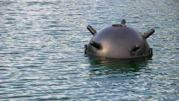 В Одесі пролунав вибух: вантажний корабель підірвався на морській міні – відео