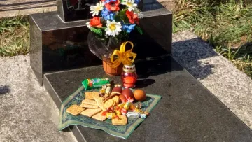 Чи можна нести на могили в Поминальний тиждень солодощі, а дітям збирати та їсти їх: священник дав відповідь
