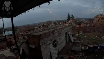 Український військовий знищив дрон-дракон у Костянтинівці: відео збиття «Молнії» з запальною сумішшю
