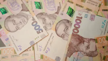 Українцям платитимуть більше у 2026 році: кому планують підвищити заробітну плату