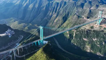 Пів кілометра над річкою: у Китаї відкрили найвищий міст у світі, який вже став туристичною локацією