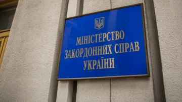 МЗС закликало українців покинути дві країни в найкоротші строки: що сталося