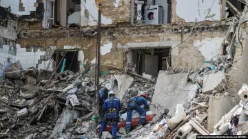 Символ стійкості Петропавлівської Борщагівки: знищений вогнем бус продовжив рух після атаки РФ