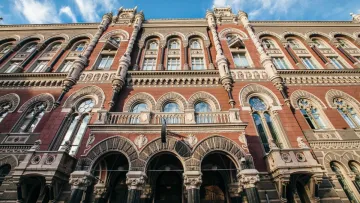 Українцям за кордоном стане дихати ще вільніше: НБУ послаблює валютні обмеження