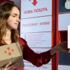 У Рівному в поштоматі знайшли вкрай незвичну «посилку»: рятувальники дістали з комірки дівчину – відео