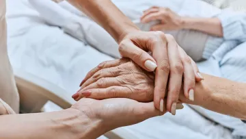 Медсестра бачила, як помирали сотні людей і кожен з них шкодував тільки про одне: що вони б змінили у житті