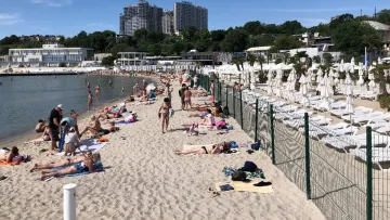 П’яні жінки влаштували бійку з нокдауном на одеському пляжі: сутичка потрапила на камеру