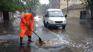 Одеса у воді: місто затопило після місячної норми опадів за ранок, таксисти шалено підняли тарифи – відео
