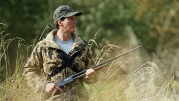 На Львівщині полювання ледь не завершилося вбивством: мисливець переплутав грибника зі звіром