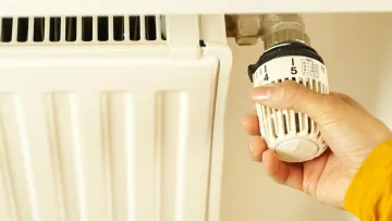 Опалювальний сезон в Україні стартував: у 13 областях уже розпочали підключення тепла до будинків