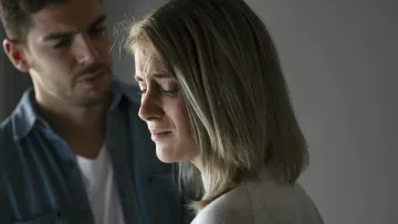 Експерт зі стосунків назвав «тривожні дзвіночки»: 9 ознак що ваша кохана готова розірвати відносини