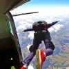 Британець вижив після того, як не розкрився парашут: з якої висоти стрибав чоловік і яких травм зазнав