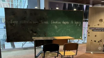 У Раді Європи в Страсбурзі виставили понівечену війною шкільну парту з України: як вона виглядає 