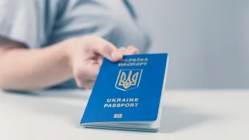 Була Олексіївною, стала Наталіївною: у Дніпрі дівчина офіційно змінила по батькові – відео 