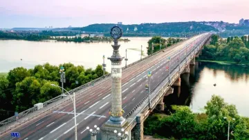 Рух на мосту Патона у Києві «зупинився» через втечу від ТЦК: відео дивного інциденту