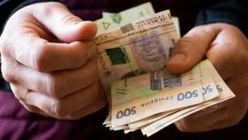 Українцям виплатять пенсії одразу за пів року: хто може отримати гроші наперед і як оформити