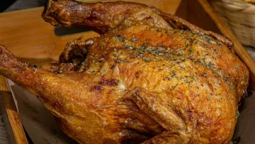 Як отримати соковиту курку з хрусткою скоринкою: секрети експертів з кулінарії