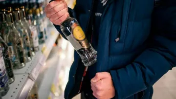 Сім років за пляшку горілки: суд в Чернігові жорстко покарав чоловіка за крадіжку на менш ніж 100 грн