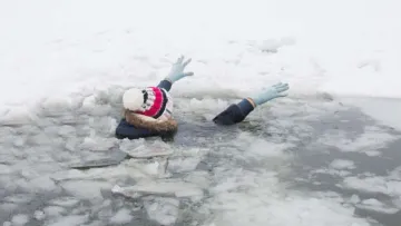 У Києві ледь не втопилась жінка з дитиною – вони дрейфували на крижині Дніпром: трагедії запобігли рятувальники