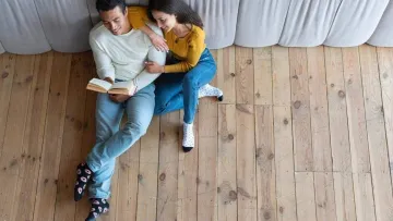 Як додатково зіграти підлогу під час холодів: прості методи боротьби із протягами