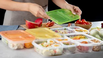 Українці часто допускають ці помилки: названо продукти, які не можна зберігати в пластикових контейнерах