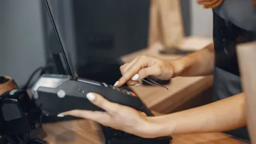 «В нас карту не приймають»: уряд відтермінував необхідність використання терміналів для ФОП – до якої дати