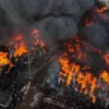 Дві тисячі квадратних метрів і майже сотня вогнеборців: у Києві спалахнула масштабна пожежа – що горить