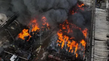 Дві тисячі квадратних метрів і майже сотня вогнеборців: у Києві спалахнула масштабна пожежа – що горить