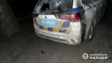 На Херсонщині зловмисник підпалив поліцейське авто: йому загрожує чимало років ув’язнення