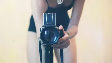 Телефон забрали, штраф призначили: суд покарав жінку за відправку інтимного фото за гроші в Telegram