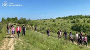 На Прикарпатті третю добу шукають зниклу в лісі дитину: залучено понад 400 людей – фото й відео 