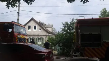 На Дніпропетровщині жінка прибирала на подвір'ї та спалила власний будинок: що накоїла господиня