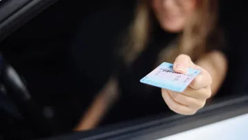 Жінка на Прикарпатті купила підроблене водійське посвідчення за 20 тисяч грн й влетіла у ДТП: як їх покарали