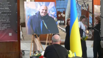 Українці прощаються з Андрієм Парубієм: у Києві люди прийшли на Майдан, а у Львові – до собору Святого Юра 