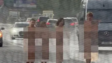 Голий протест: в Одесі сім'я роздяглася та влаштувала ходу містом до ОВА, люди не божевільні – відома причина