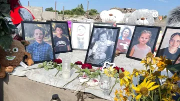 «Ці слова як камінь»: на Криворіжжі попрощалися із багатодітною родиною Воронових, яких вбили росіяни