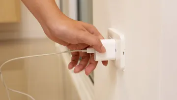 Три причини завжди виймати зарядку з розетки: електрик попередив про небезпеку