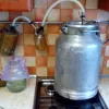 Пошкоджена квартира і автомобіль на вулиці: у Прилуках стався вибух самогонного апарату – фото