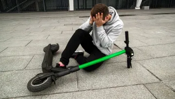 Напився, катався та впав просто перед копами: на Прикарпатті суд жорстко покарав молодика за їзду на самокаті