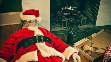 У Рівному спіймали п'яного Санту, який їхав не на санях, запряжених оленями, а на Mercedes: що вживав бородань