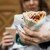 На Вінниччині сталося масове отруєння шаурмою: 25 людей потрапили до лікарні, серед є діти – що відомо
