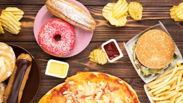 Експерти назвали топ-5 продуктів, від яких потрібно відмовитися після 50 років: а ось що варто їсти