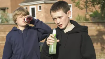 На Івано-Франківщині школяр на території ліцею напився коньяку та отруївся, а покарали його мати: рішення суду