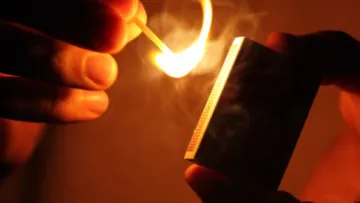 На Тернопільщині жінка облила бензином і підпалила чоловіка, а його пасію – кислотою: як її покарали