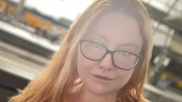 Модель OnlyFans з Великої Британії схудла, але в неї виросли груди до 19-го розміру: як таке могло статися